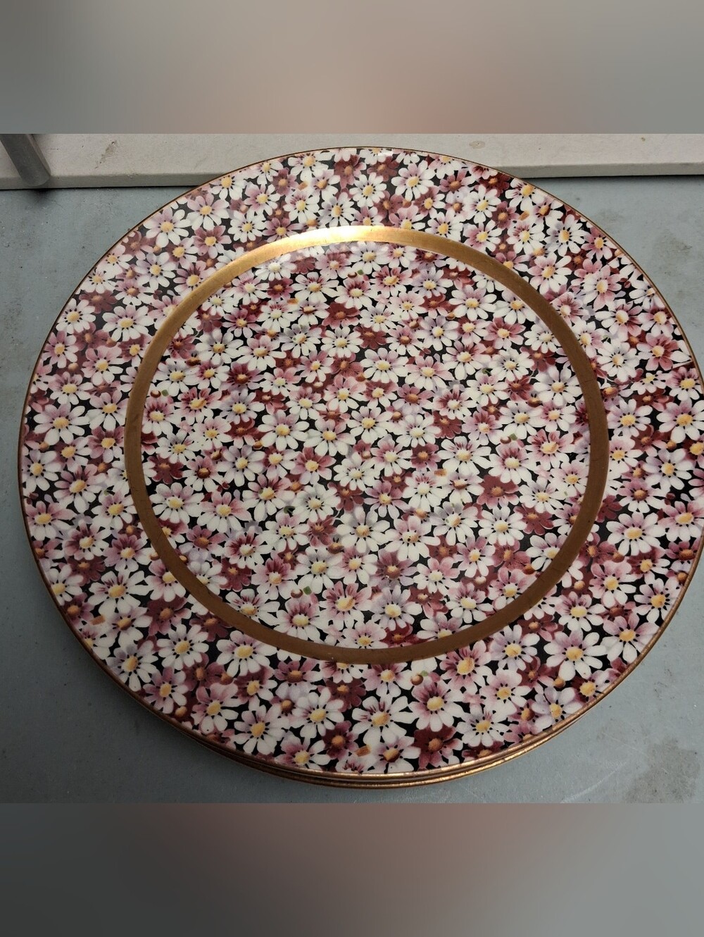 Set Of 4, Floral Charger Plate with Pink Daisy Pattern and Gold Trim